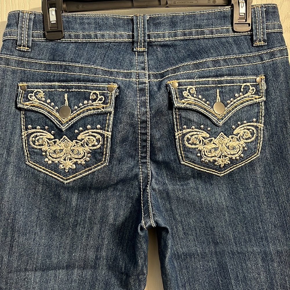 Roz&Ali Jean capris with design on front pocket and back pockets like new - Picture 5 of 5